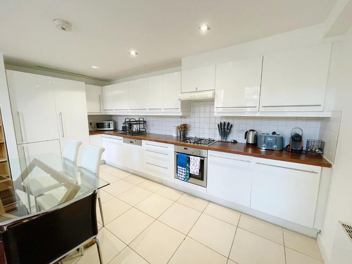 Portobello Dock Canalside Apartment لندن المظهر الخارجي الصورة